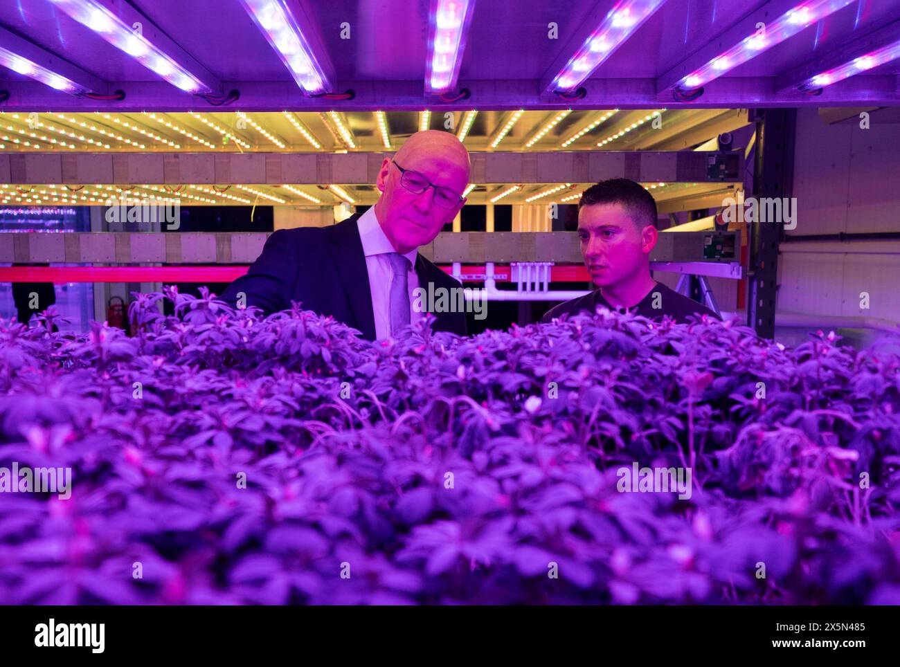 Der erste Minister John Swinney und Mitgründer Dave Scott (rechts) betrachten die innovativen vertikalen Wachstumstürme im Crop Research Centre während eines Besuchs bei Intelligent Growth Solutions in Dundee. Bilddatum: Freitag, 10. Mai 2024. Stockfoto