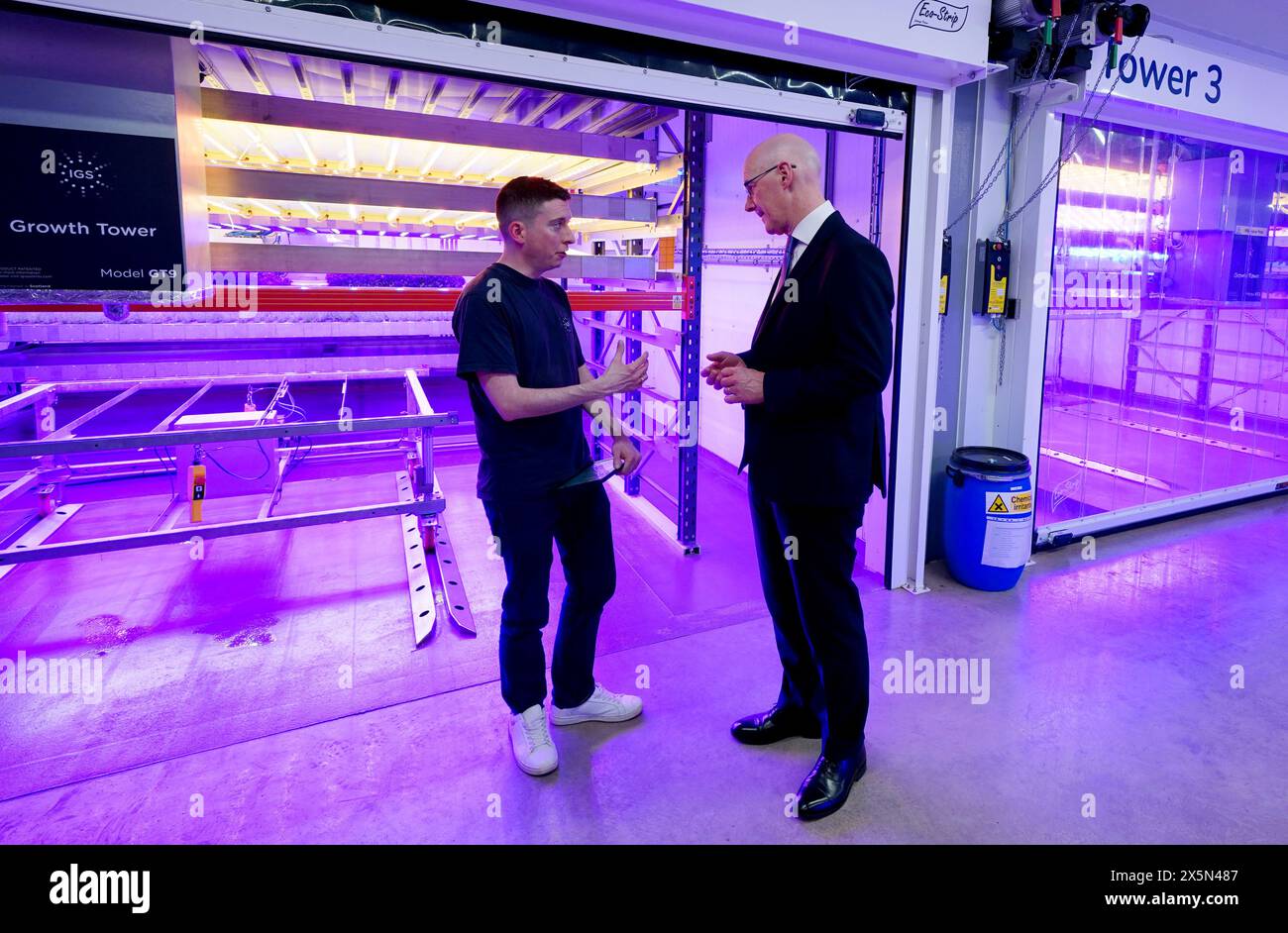 Mitgründer Dave Scott (links) und erster Minister John Swinney sehen sich die innovativen vertikalen Wachstumstürme im Crop Research Centre bei einem Besuch bei Intelligent Growth Solutions in Dundee an. Bilddatum: Freitag, 10. Mai 2024. Stockfoto