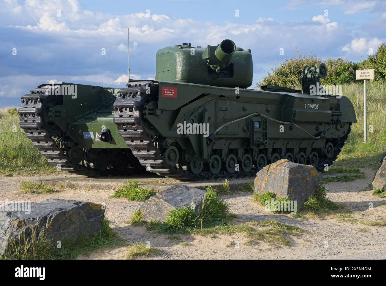Graye-sur-Mer, Frankreich - 30. April 2024: Churchill AVRE One Charlie während des Zweiten Weltkriegs. Selektiver Fokus Stockfoto