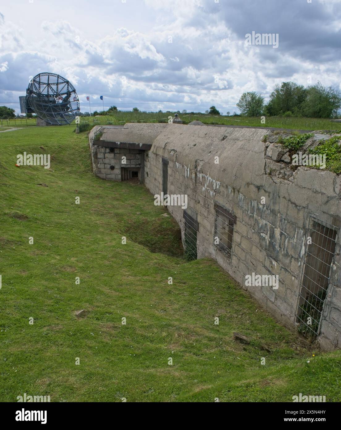 Douvres-la-Delivrande, Frankreich - 2. Mai 2024: Deutsche Station Radar Complex in Douvres-la-Delivrande während des Zweiten Weltkriegs. Würzburg-Riese Radar und m Stockfoto