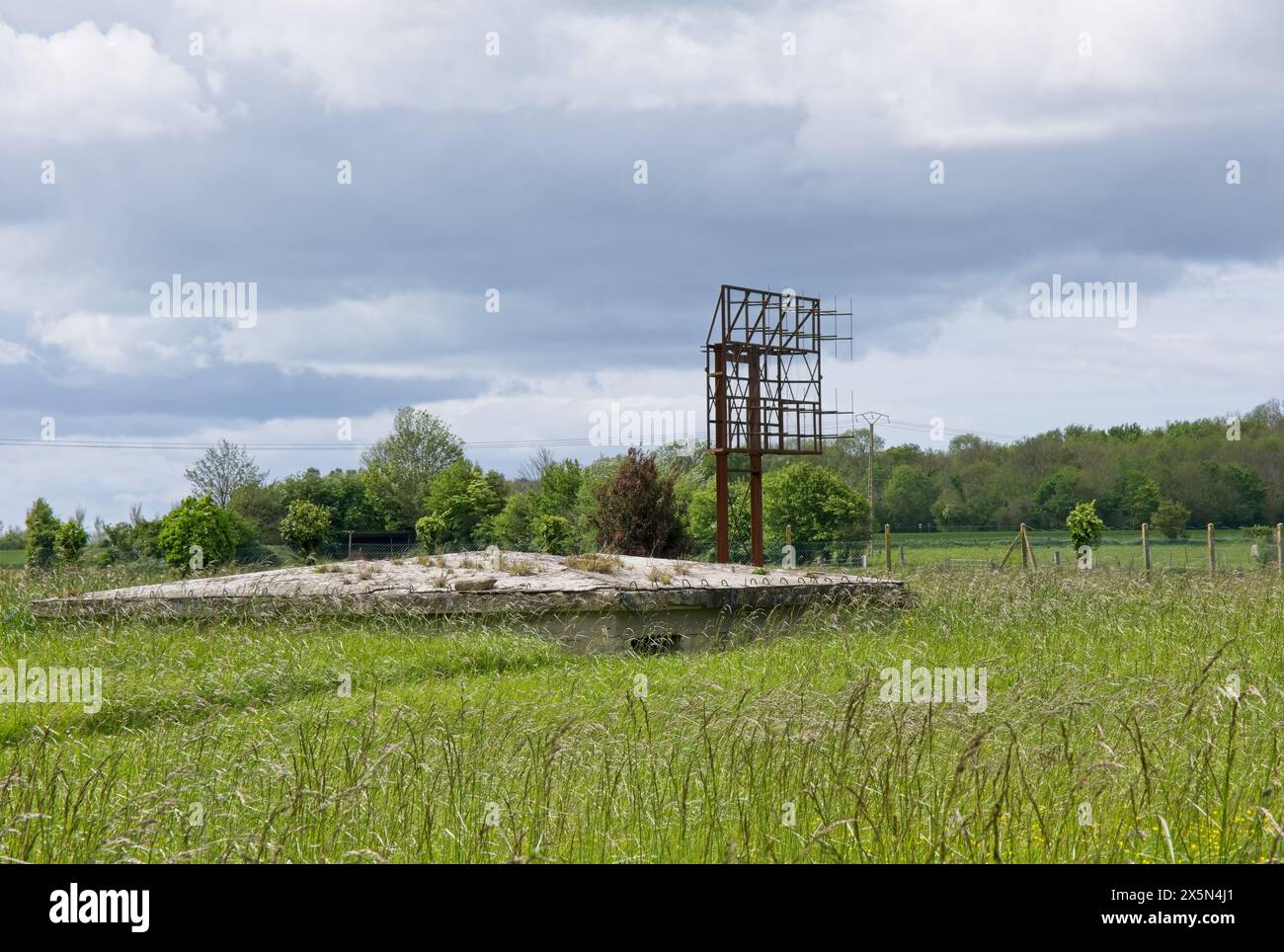 Douvres-la-Delivrande, Frankreich - 2. Mai 2024: Deutsche Station Radar Complex in Douvres-la-Delivrande während des Zweiten Weltkriegs. Würzburg-Riese Radar und m Stockfoto