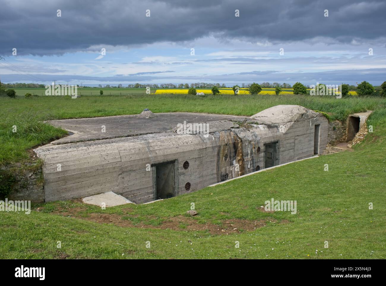Douvres-la-Delivrande, Frankreich - 2. Mai 2024: Deutsche Station Radar Complex in Douvres-la-Delivrande während des Zweiten Weltkriegs. Würzburg-Riese Radar und m Stockfoto