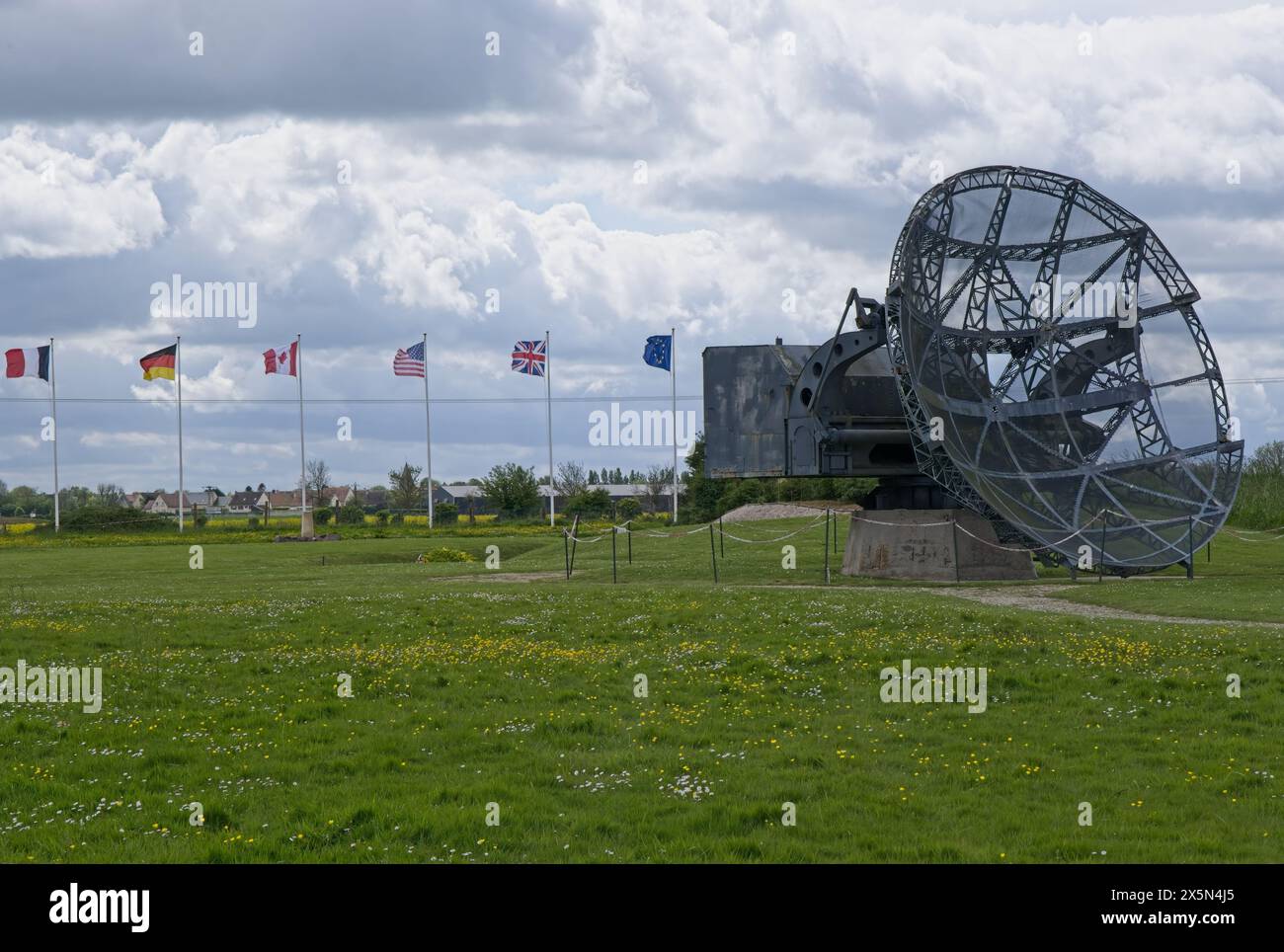 Douvres-la-Delivrande, Frankreich - 2. Mai 2024: Deutsche Station Radar Complex in Douvres-la-Delivrande während des Zweiten Weltkriegs. Würzburg-Riese Radar und m Stockfoto