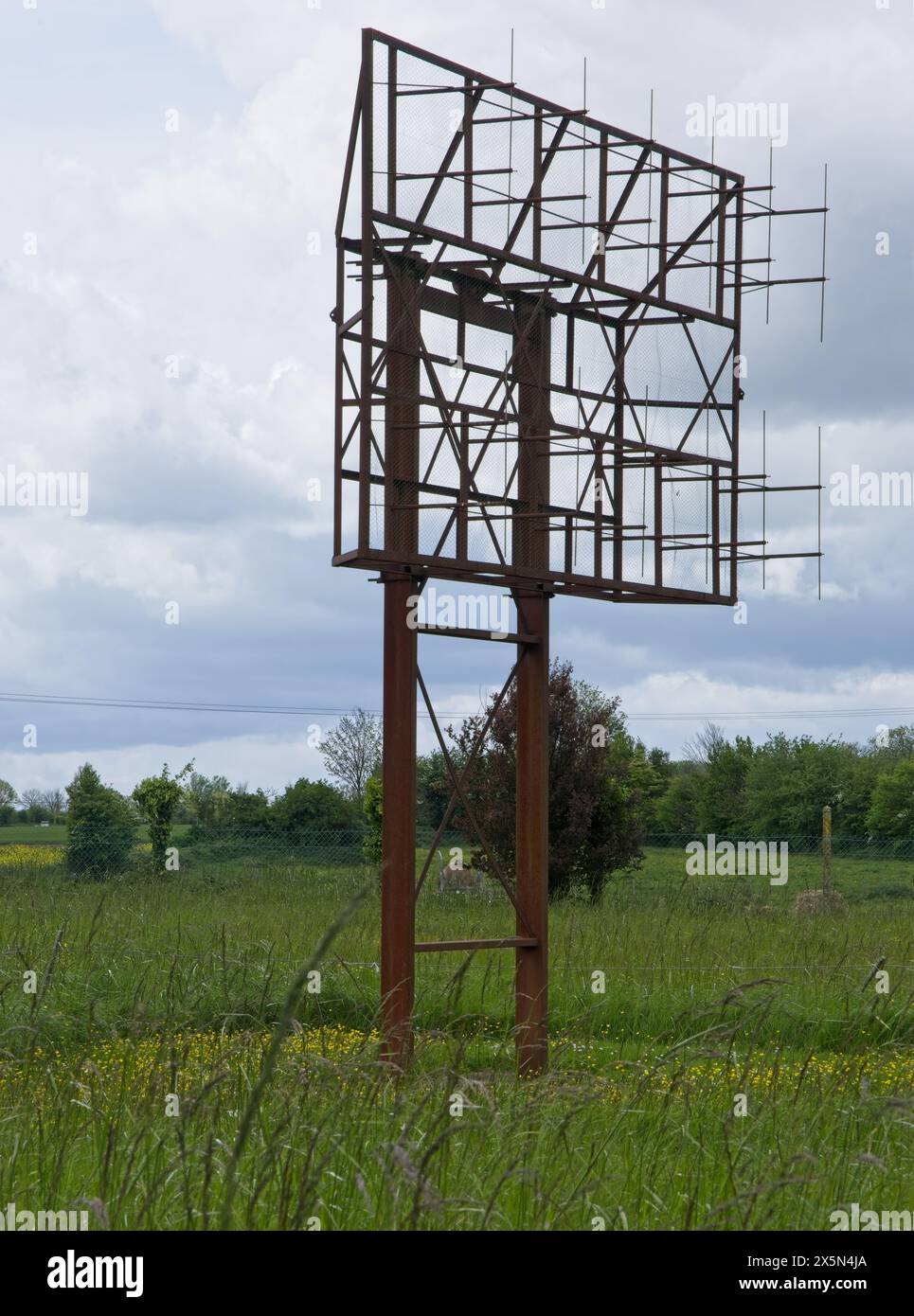 Douvres-la-Delivrande, Frankreich - 2. Mai 2024: Deutsche Station Radar Complex in Douvres-la-Delivrande während des Zweiten Weltkriegs. Würzburg-Riese Radar und m Stockfoto