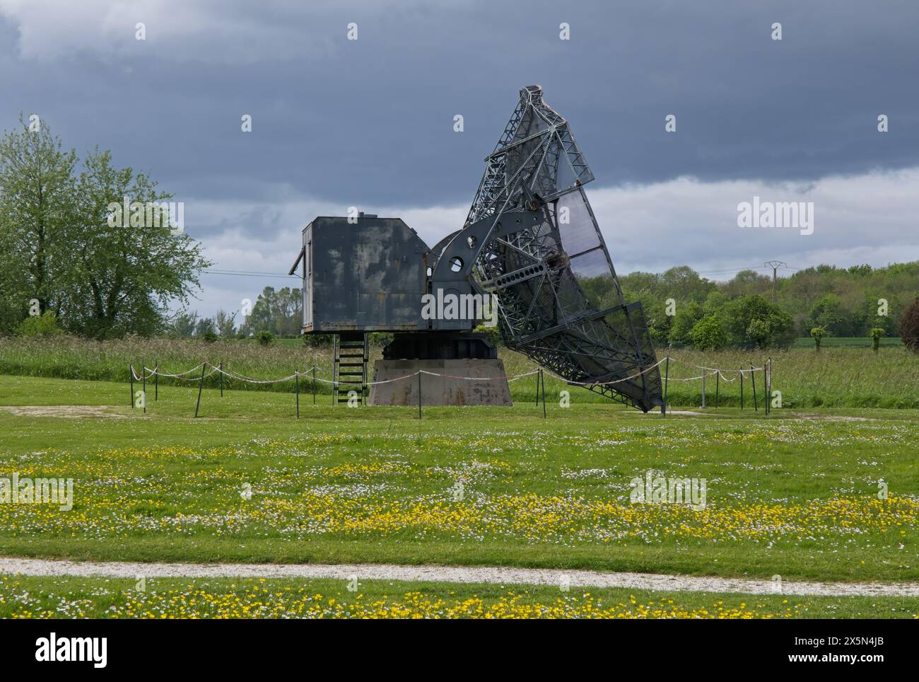 Douvres-la-Delivrande, Frankreich - 2. Mai 2024: Deutsche Station Radar Complex in Douvres-la-Delivrande während des Zweiten Weltkriegs. Würzburg-Riese Radar und m Stockfoto