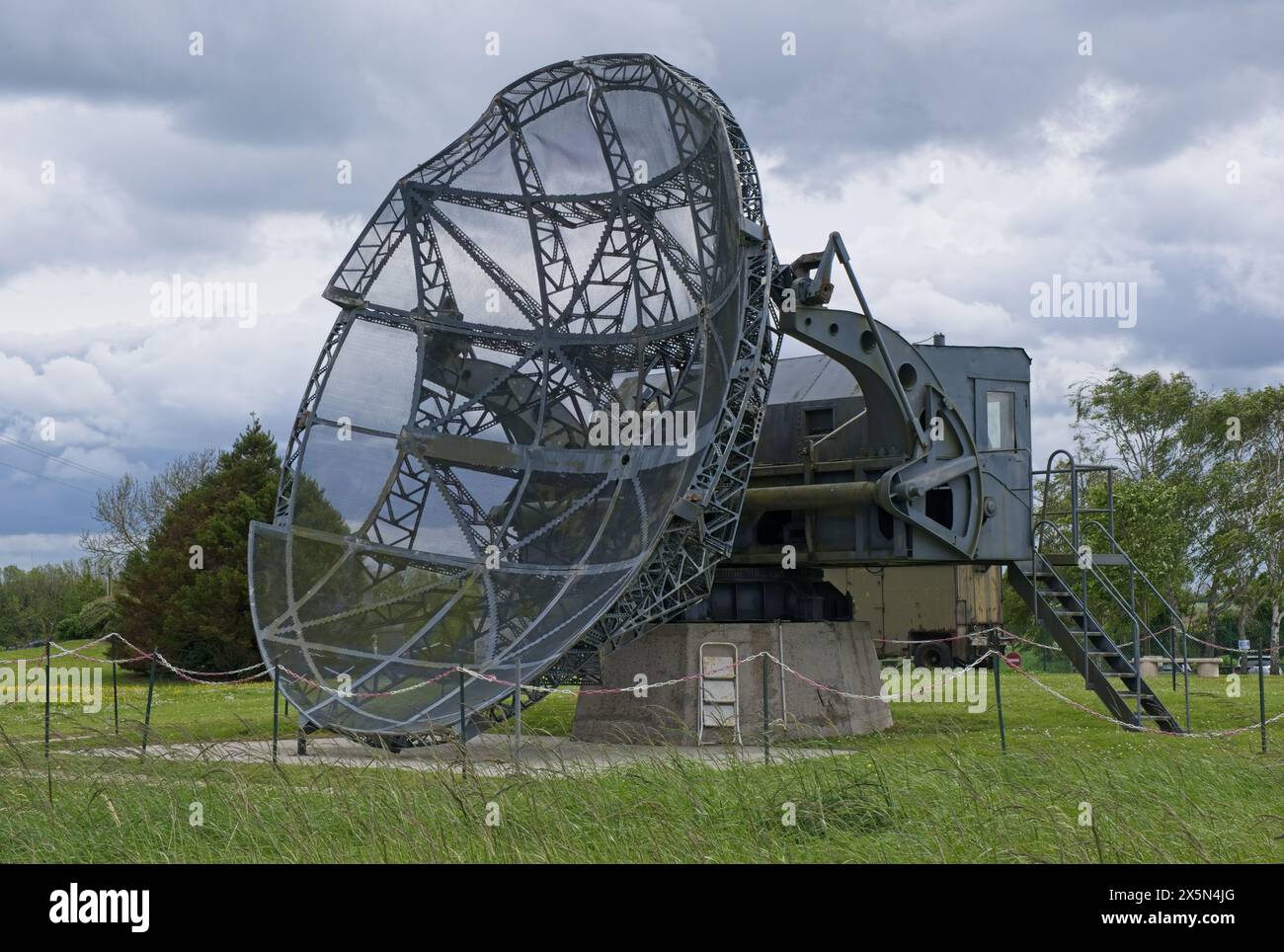 Douvres-la-Delivrande, Frankreich - 2. Mai 2024: Deutsche Station Radar Complex in Douvres-la-Delivrande während des Zweiten Weltkriegs. Würzburg-Riese Radar und m Stockfoto