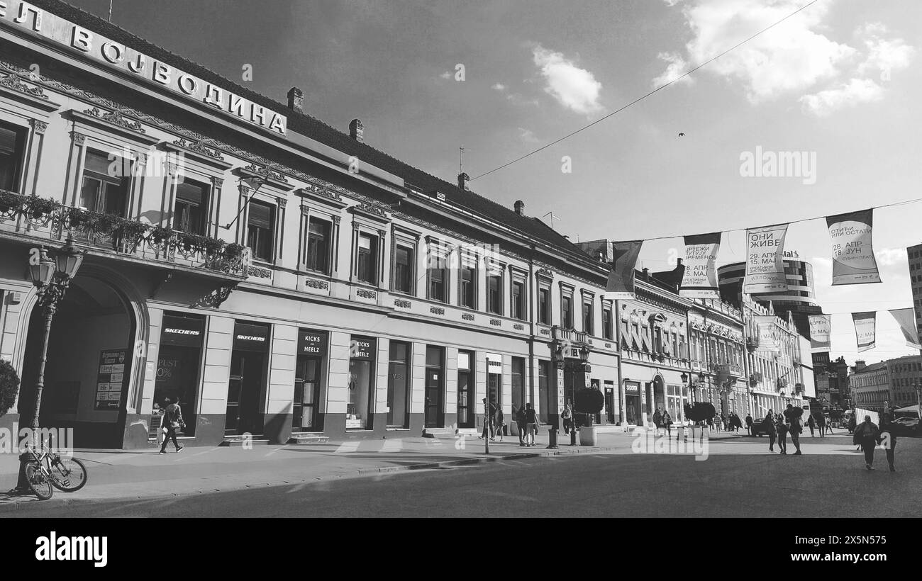Novi Sad, Serbien 30 April 2022 das Hotel Vojvodina ist das älteste Hotel im Zentrum der Stadt. Europäische Tourismusfazilität. Straße mit Passanten Stockfoto