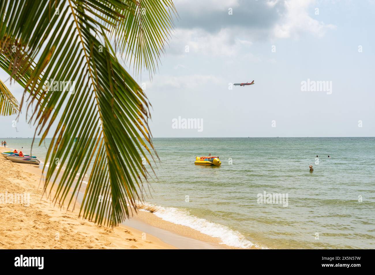 Phu Quoc Island, Vietnam, 4. Februar 2024 Ein Flugzeug der Vietjet-Fluggesellschaft landet über dem Strand von Phu Quoc Island Stockfoto