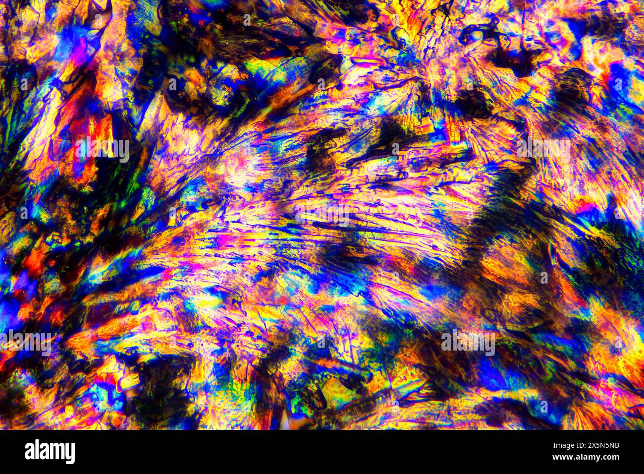 Extreme Makrofotografie von Meloxicam-Kristallen, die lebendige abstrakte moderne Kunstmuster bilden, wenn sie mit polarisiertem Licht unter einem Mikroskop beleuchtet werden Stockfoto