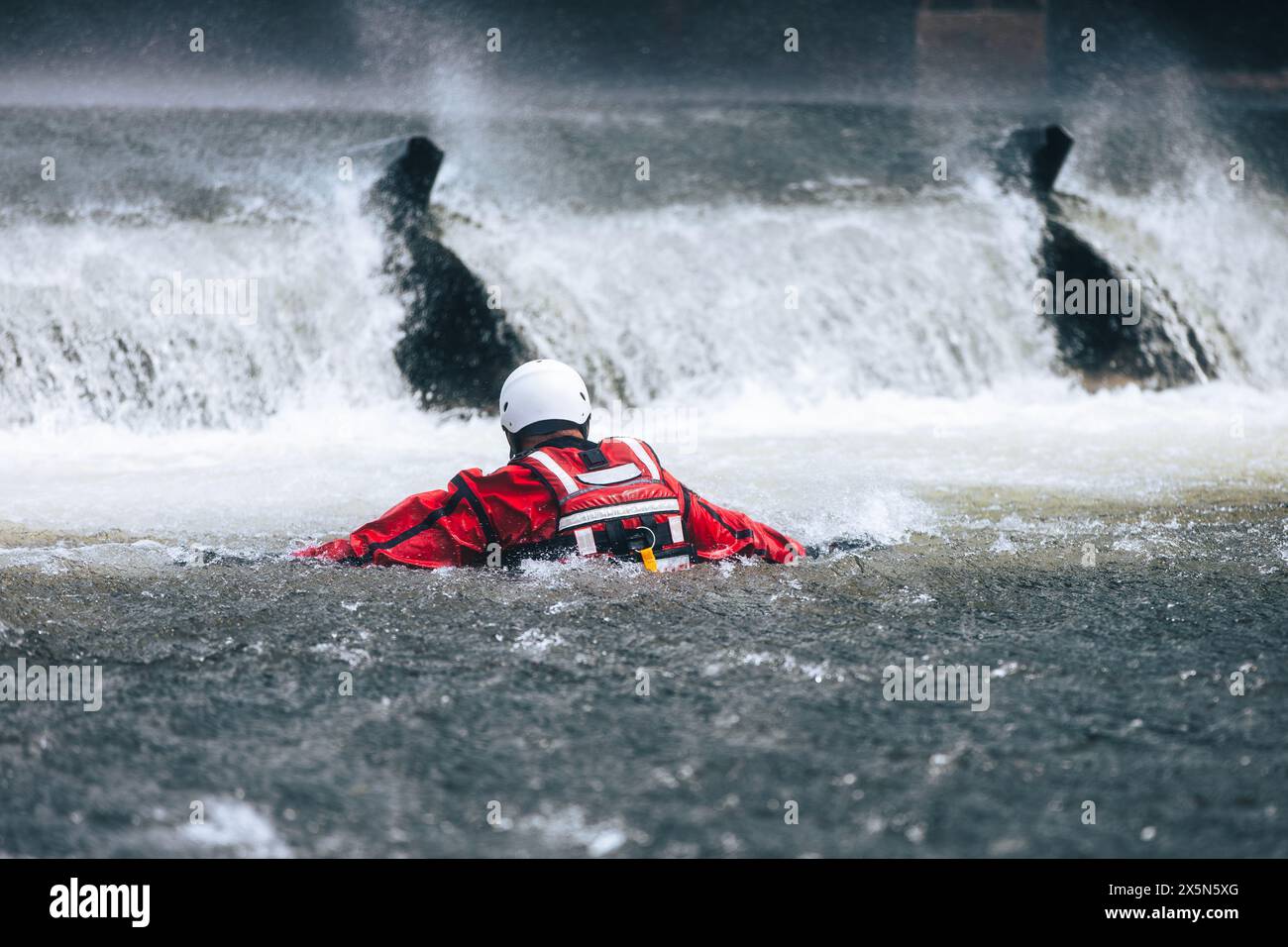 Feuerwehrmann im Wasser unter gefährlicher Witterung beim Ertrinkungstraining. Stockfoto