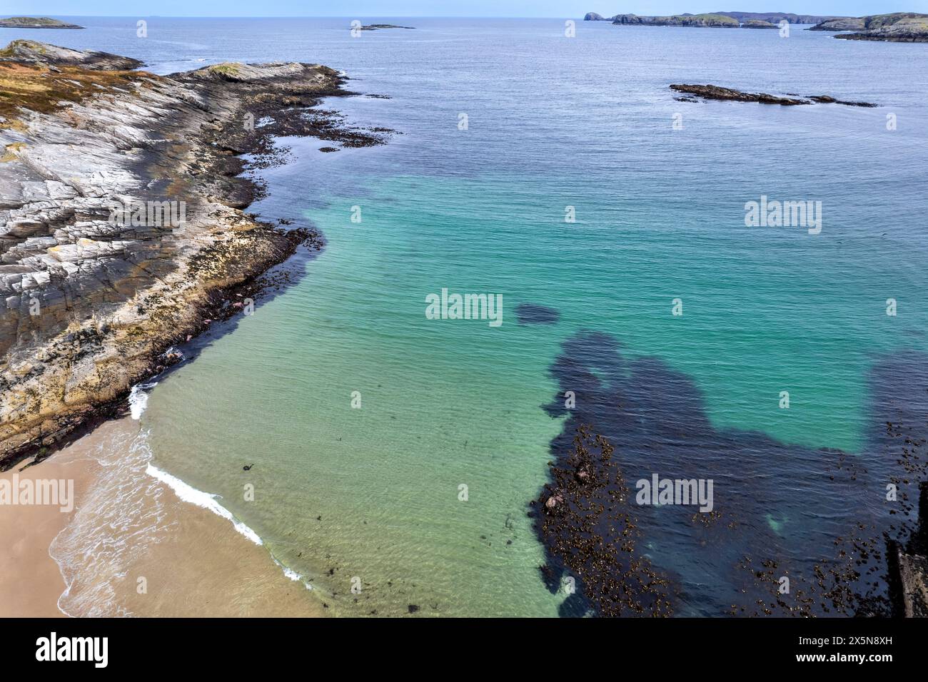 Talmine Sutherland Scotland kleiner Sandstrand mit Blick auf Inseln, die Bucht und das offene Meer Stockfoto
