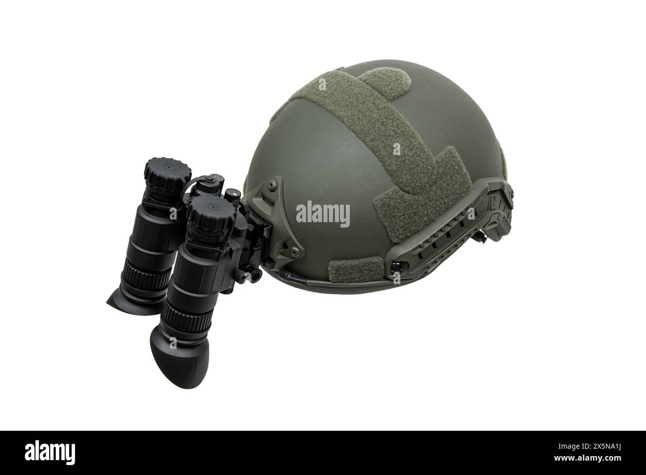 Nachtsichtgerät am Helm befestigt. Ein spezielles Gerät zur Beobachtung im Dunkeln. Ausrüstung für Militär, Polizei und Spezialkräfte. Isolat Stockfoto
