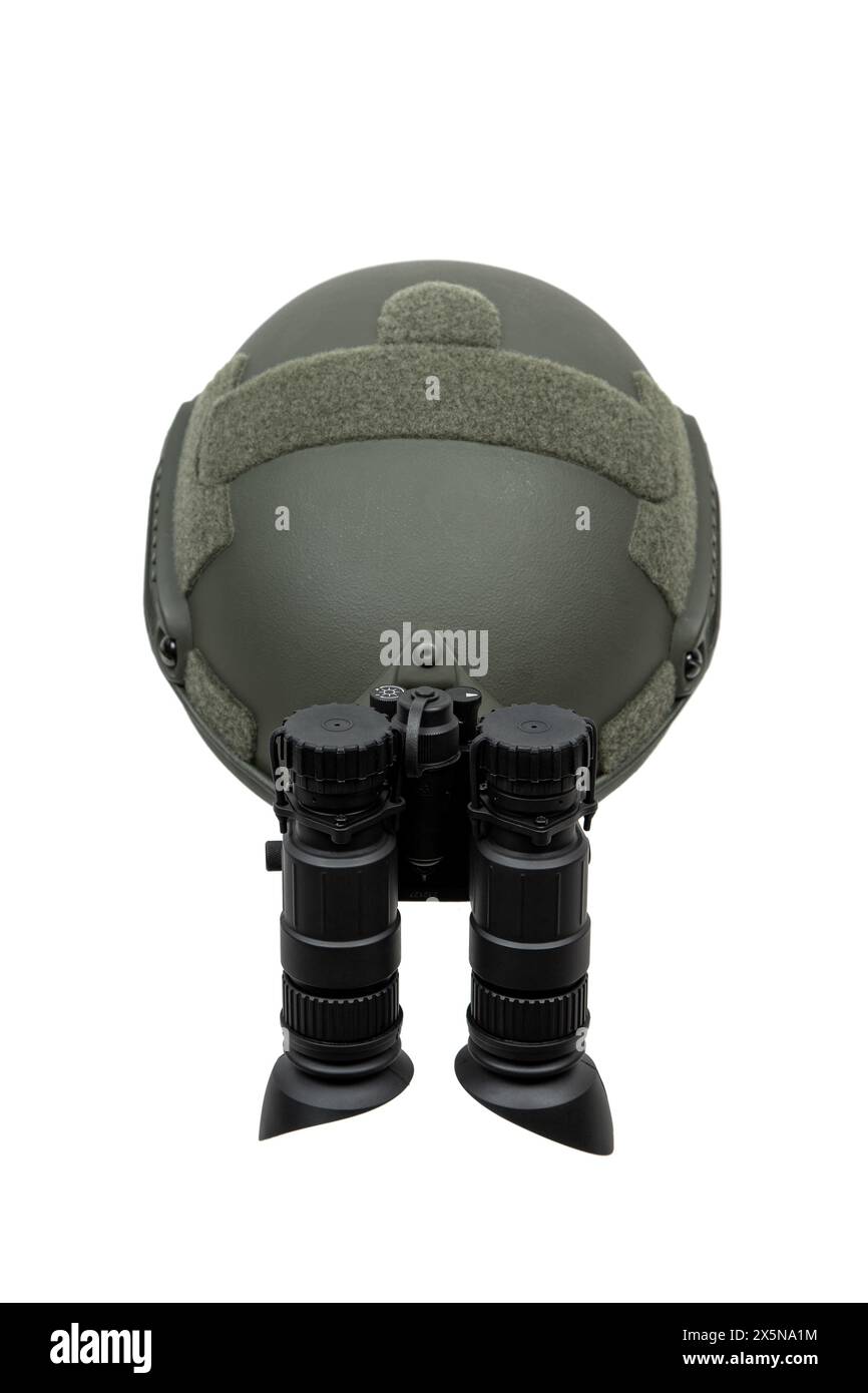 Nachtsichtgerät am Helm befestigt. Ein spezielles Gerät zur Beobachtung im Dunkeln. Ausrüstung für Militär, Polizei und Spezialkräfte. Isolat Stockfoto