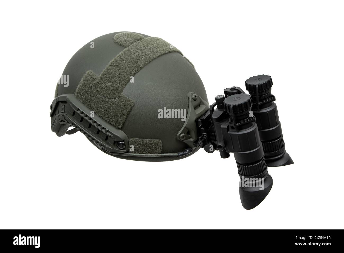 Nachtsichtgerät am Helm befestigt. Ein spezielles Gerät zur Beobachtung im Dunkeln. Ausrüstung für Militär, Polizei und Spezialkräfte. Isolat Stockfoto