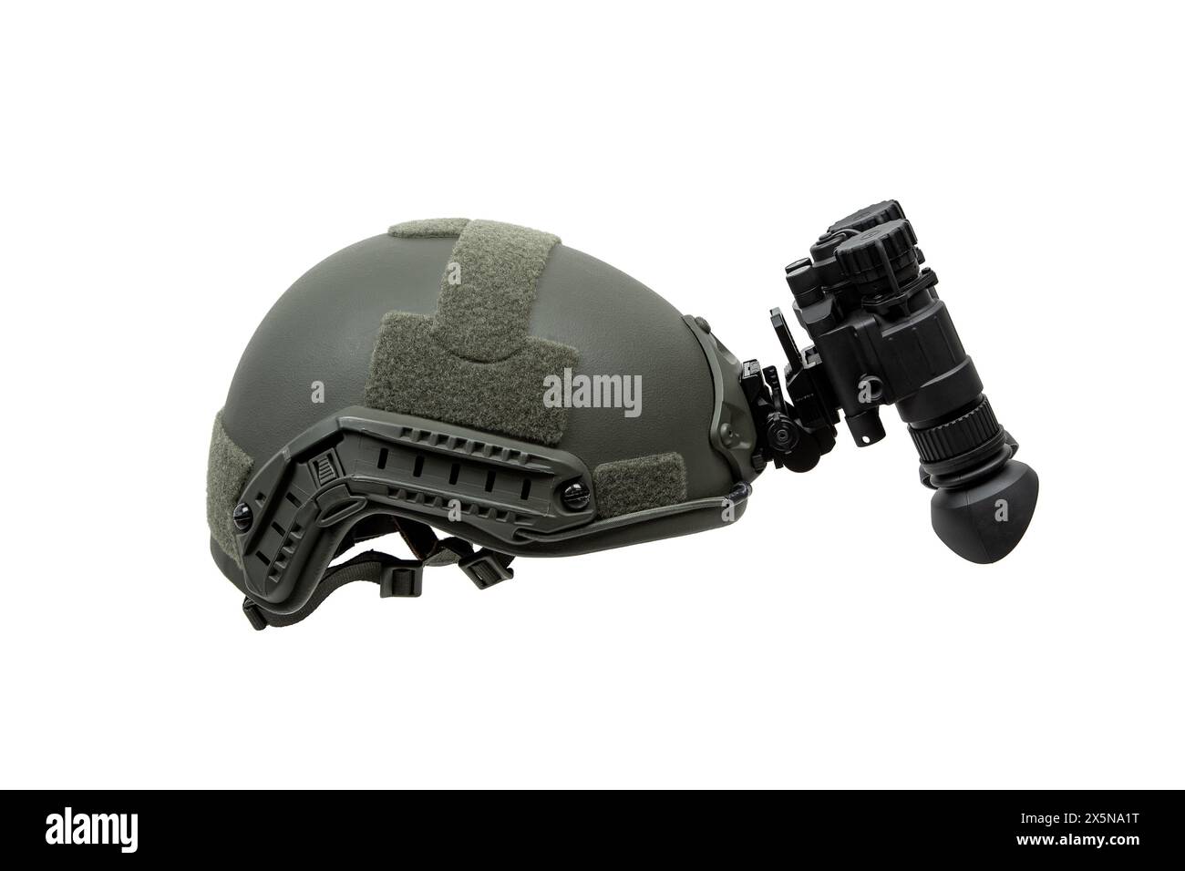 Nachtsichtgerät am Helm befestigt. Ein spezielles Gerät zur Beobachtung im Dunkeln. Ausrüstung für Militär, Polizei und Spezialkräfte. Isolat Stockfoto