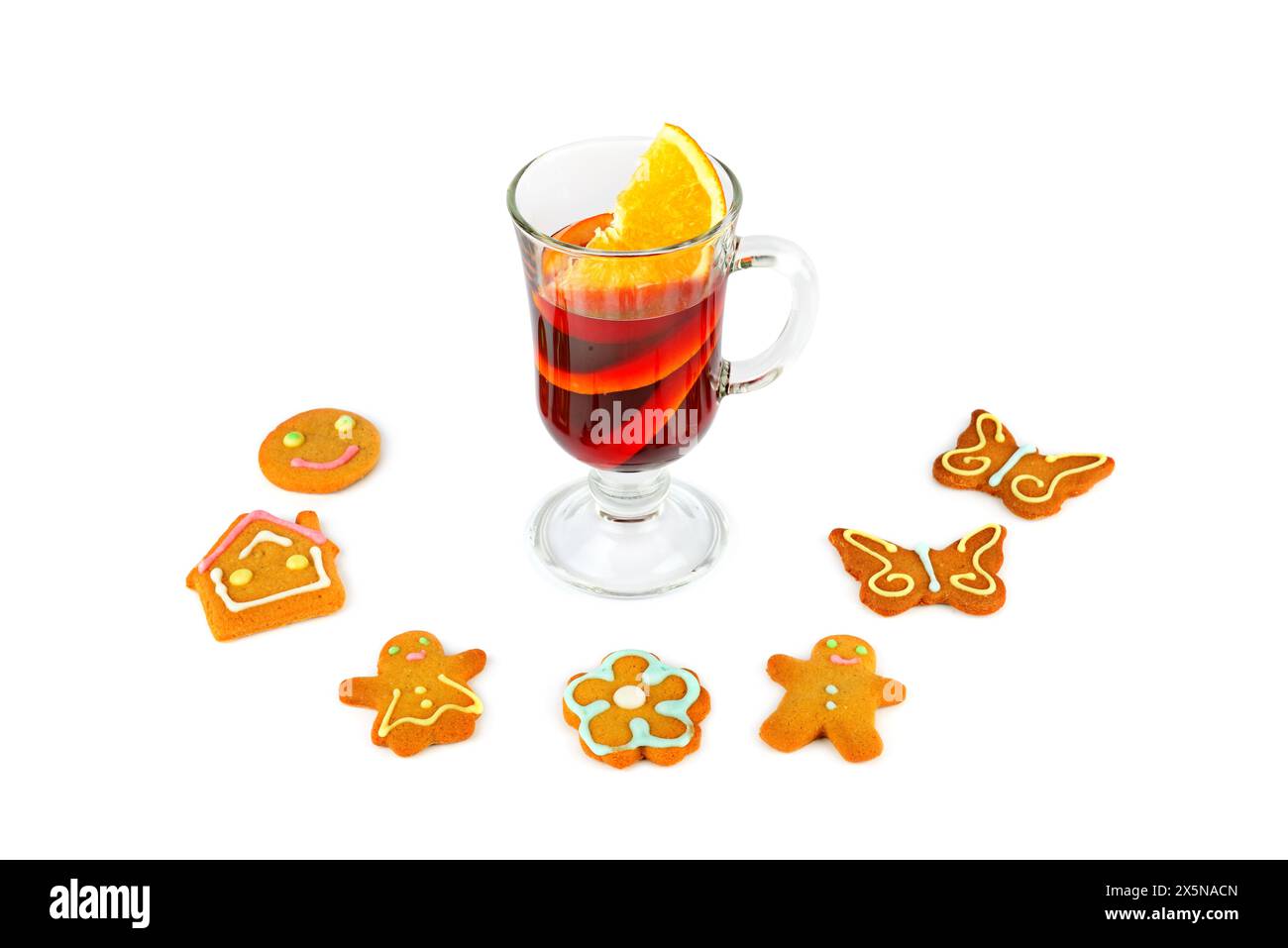 Glühwein und ein Set süßer Lebkuchenkekse zu weihnachten. Isoliert auf weißem Hintergrund. Stockfoto