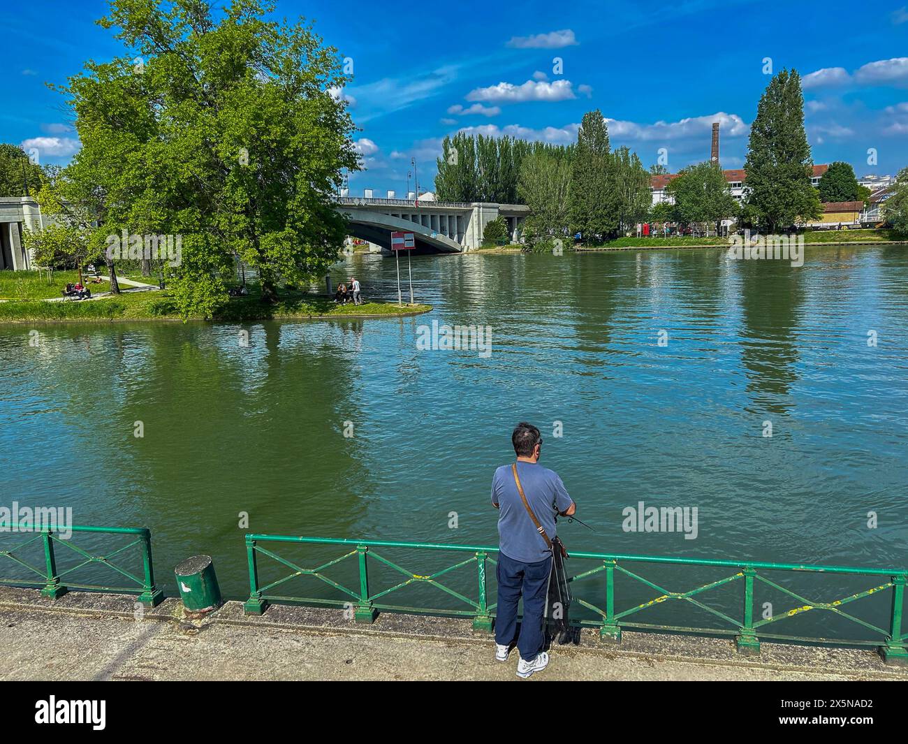 Joinville-le-Pont, Frankreich, Pariser Vorort, man Fishing, Marne River Scenic Stockfoto