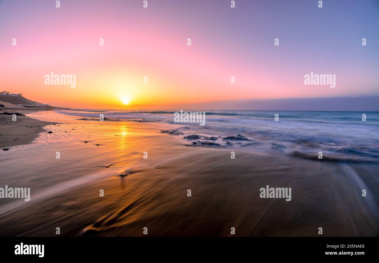 Sonnenuntergang am leeren Strand von Fuerteventura, lange Exposition, Meer, weiches Wasser, Samt, Steine, Kanarische Inseln, Spanien Stockfoto