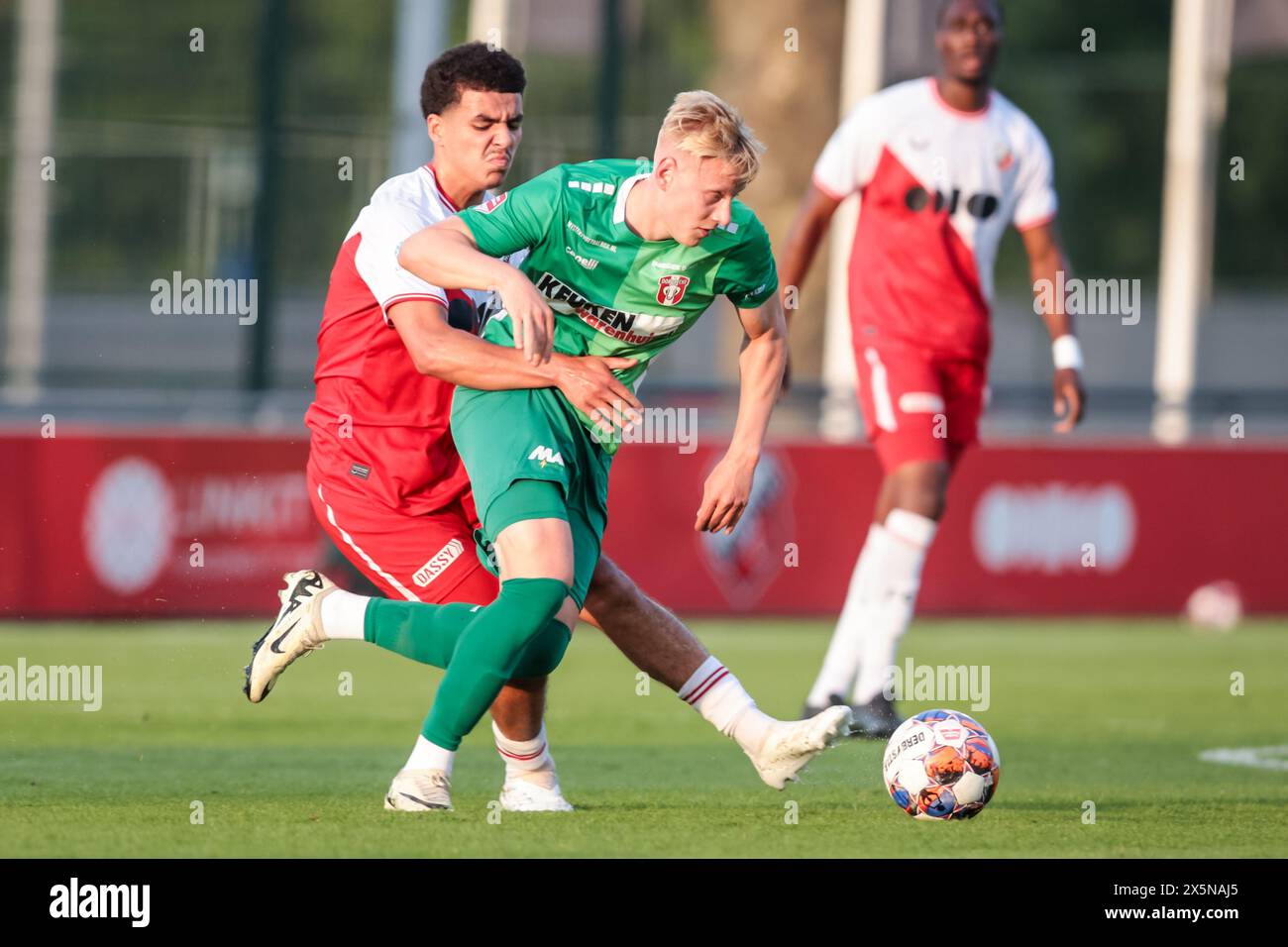 Utrecht, Niederlande. Mai 2024. UTRECHT, 10.05.2024, Zoudenbalch, Keuken Kampioen Divisie, niederländischer Fußball, Saison 2023/2024, während des Spiels Jong Utrecht – Dordrecht, Jong FC Utrecht Spieler Rafik El Arguioui, FC Dordrecht Spieler Rocco Robert Shein Credit: Pro Shots/Alamy Live News Stockfoto