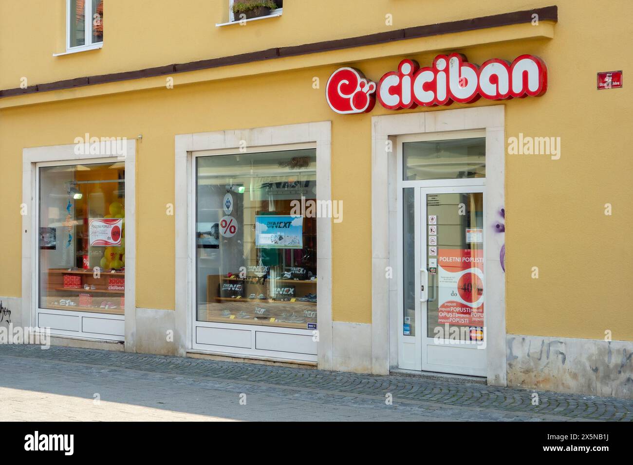 MARIBOR, SLOWENIEN - 16. JULI 2015: Storefront der Schuhfirma Ciciban in Slowenien Stockfoto