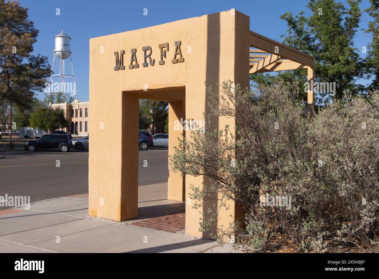 Ein Blick auf die kleine Stadt Marfa, Texas. Stockfoto