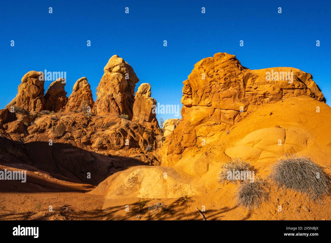 USA, Utah, Grand Staircase Escalante National Monument. Hoodoo-Formationen mit Felsenspitze. Stockfoto