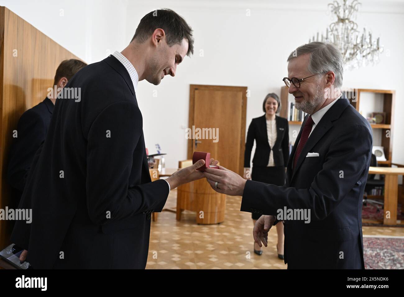 Prag, Tschechische Republik. Mai 2024. Der tschechische Premierminister Petr Fiala (rechts) trifft am 10. Mai 2024 im Hauptquartier der NASA in Houston, USA, mit Schülern, die bei der internationalen Conrad Challenge ausgezeichnet wurden. Tschechische Republik. Quelle: Katerina Sulova/CTK Photo/Alamy Live News Stockfoto