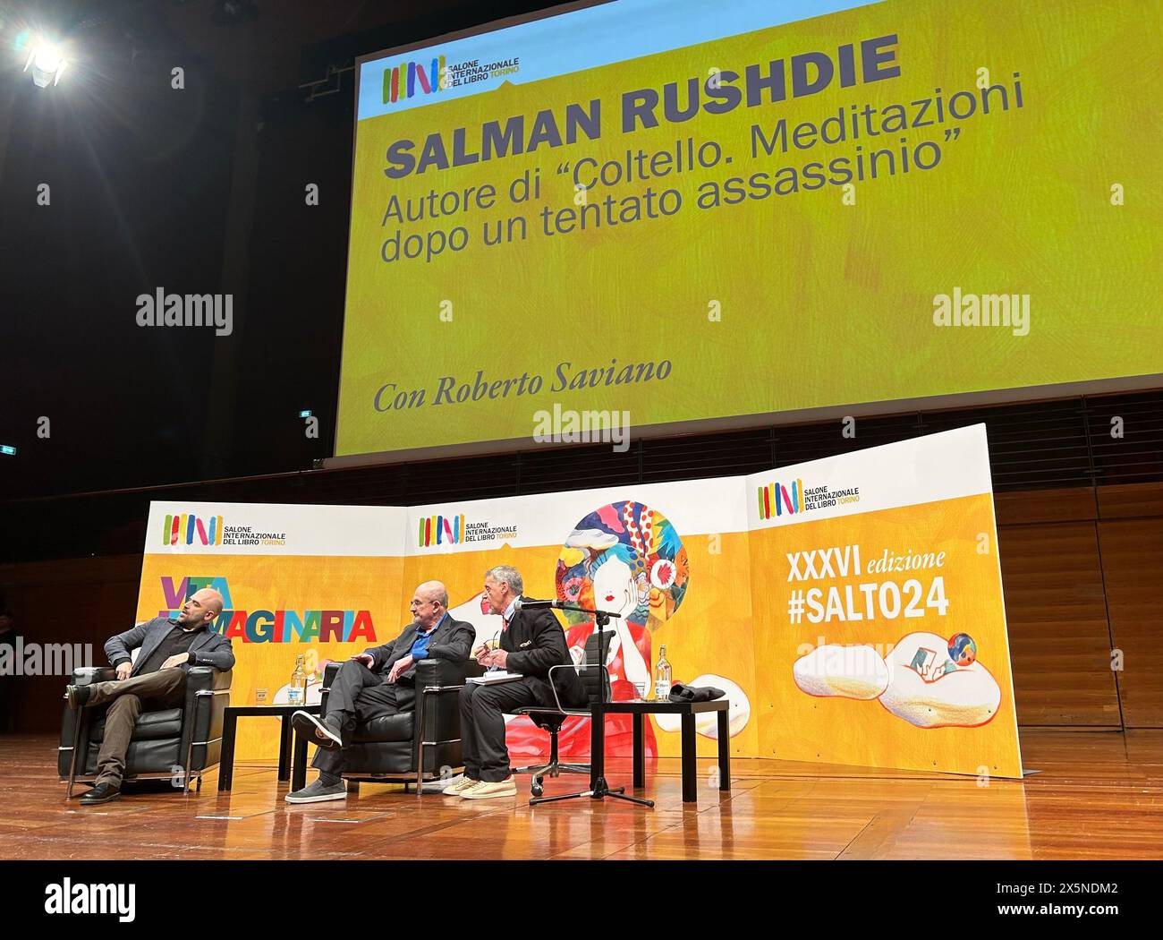 Turin, Italien. Mai 2024. Roberto Saviano, italienischer Schriftsteller (l), Salman Rushdie (M), britisch-indischer Autor und Übersetzer stehen während eines gemeinsamen Auftritts auf der Buchmesse auf der Bühne. Quelle: Christoph Sator/dpa/Alamy Live News Stockfoto