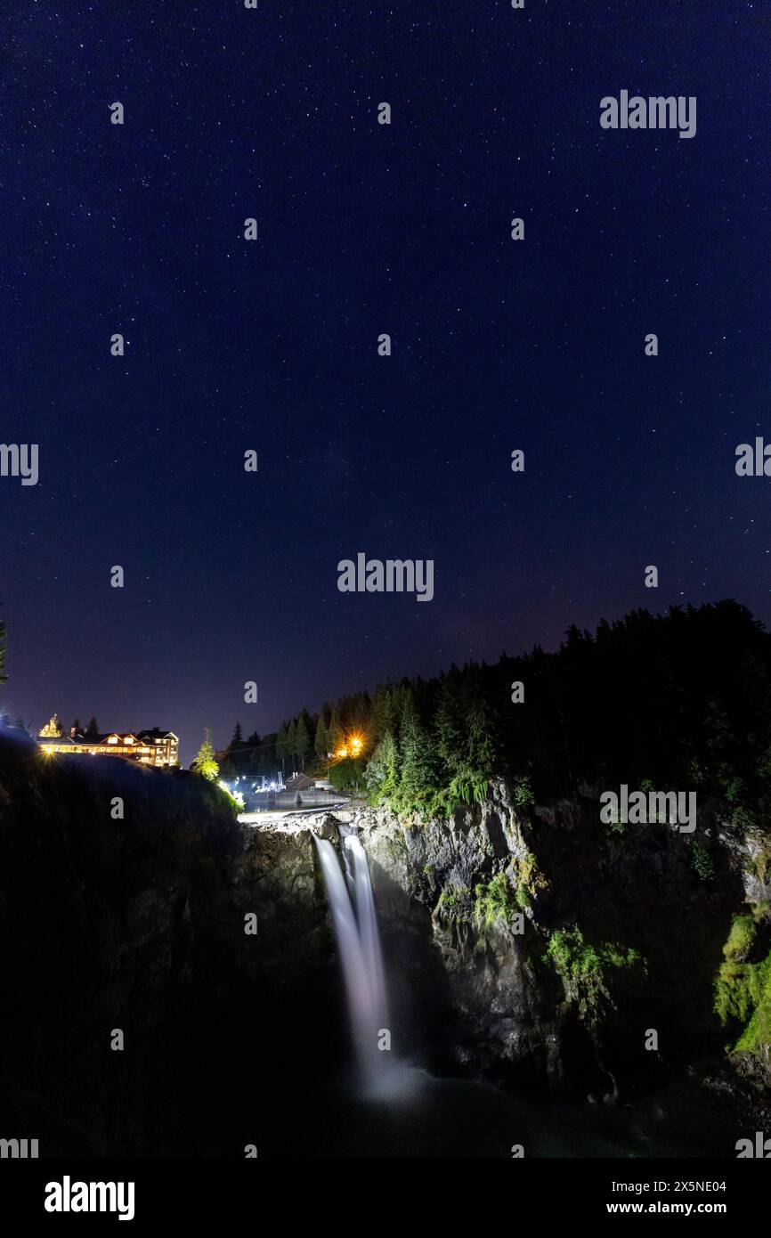 USA, Washington State, Snoqualmie. Snoqualmie Falls Abendlicht mit Sternen Stockfoto