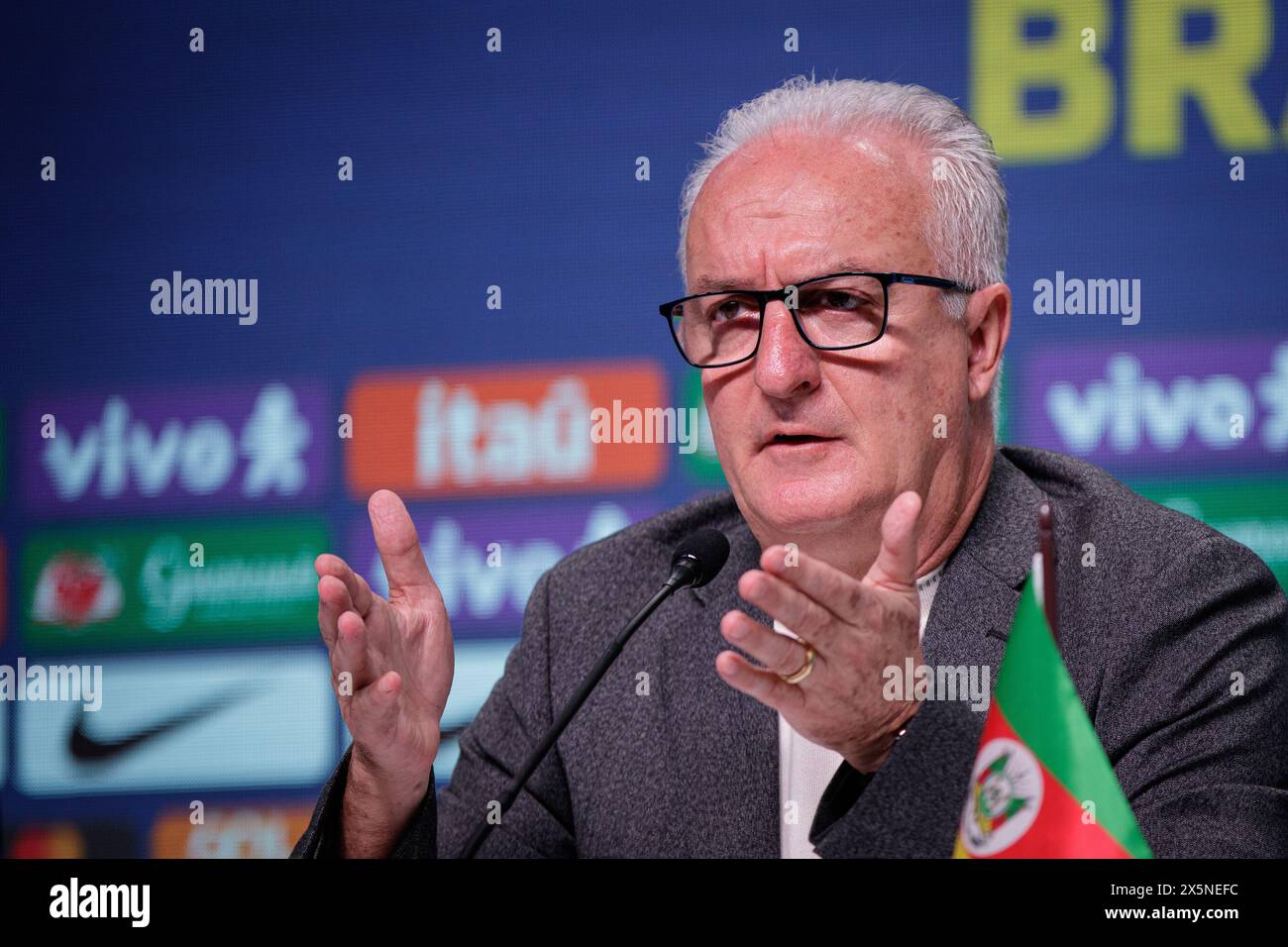 Rio De Janeiro, Brasilien. Mai 2024. Dorival Junior, Trainer der brasilianischen Fußballnationalmannschaft, spricht auf einer Pressekonferenz. Der Trainer kündigte die Mannschaft für die Copa America Soccer Championship an, die vom 20. Juni bis 24. Juli 2024 in den USA stattfinden wird. Quelle: Joao Gabriel Alves/dpa/Alamy Live News Stockfoto