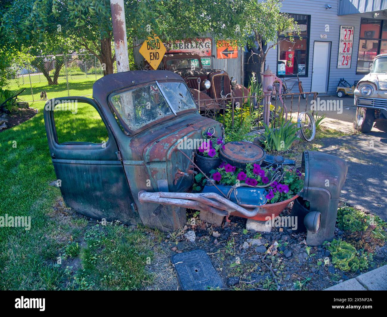 USA, Washington State, Palouse. Altes rostiges Auto mit Pflanzen in der Stadt Rosalia. (Nur Für Redaktionelle Zwecke) Stockfoto