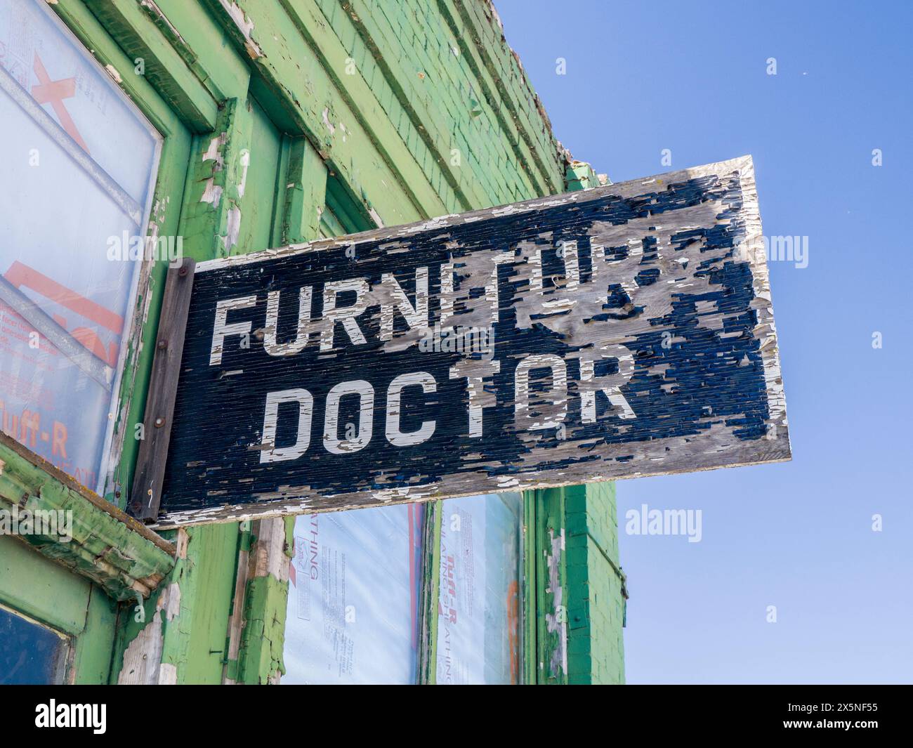 USA, Washington State, Palouse. Melden Sie sich in einem alten verlassenen Antiquitätenladen an. (Nur Für Redaktionelle Zwecke) Stockfoto