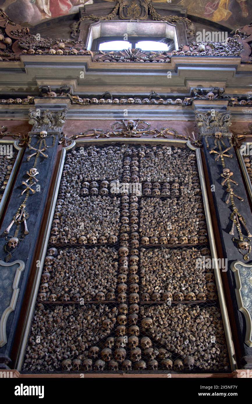 Das Ossuar - eine kleine Seitenkapelle, die mit zahlreichen menschlichen Schädeln und Knochen in San Bernardino alle Ossa verziert ist, ist eine Kirche in Mailand, Italien Stockfoto