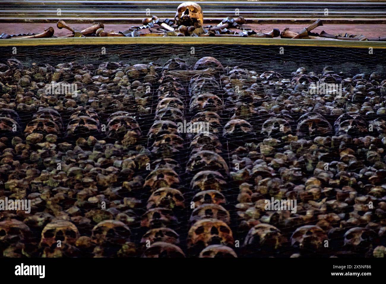 Das Ossuar - eine kleine Seitenkapelle, die mit zahlreichen menschlichen Schädeln und Knochen in San Bernardino alle Ossa verziert ist, ist eine Kirche in Mailand, Italien Stockfoto