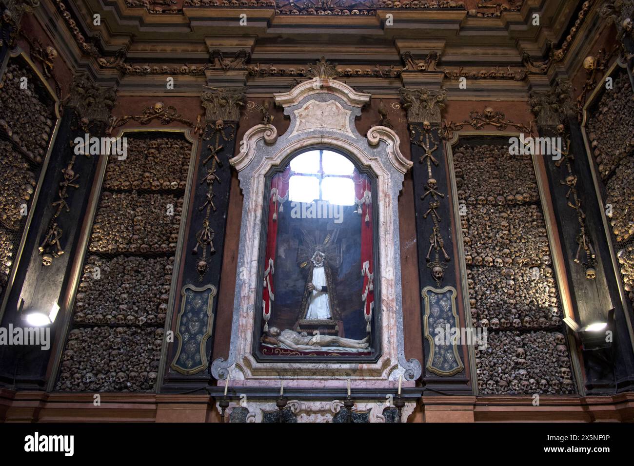 Das Ossuar - eine kleine Seitenkapelle, die mit zahlreichen menschlichen Schädeln und Knochen in San Bernardino alle Ossa verziert ist, ist eine Kirche in Mailand, Italien Stockfoto