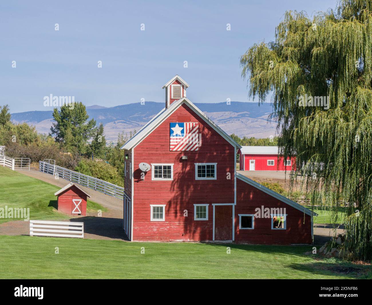 USA, Washington State, Kittitas County. Rote Scheune mit einer Americana-Scheune-Decke in Kittitas County. (Nur Für Redaktionelle Zwecke) Stockfoto