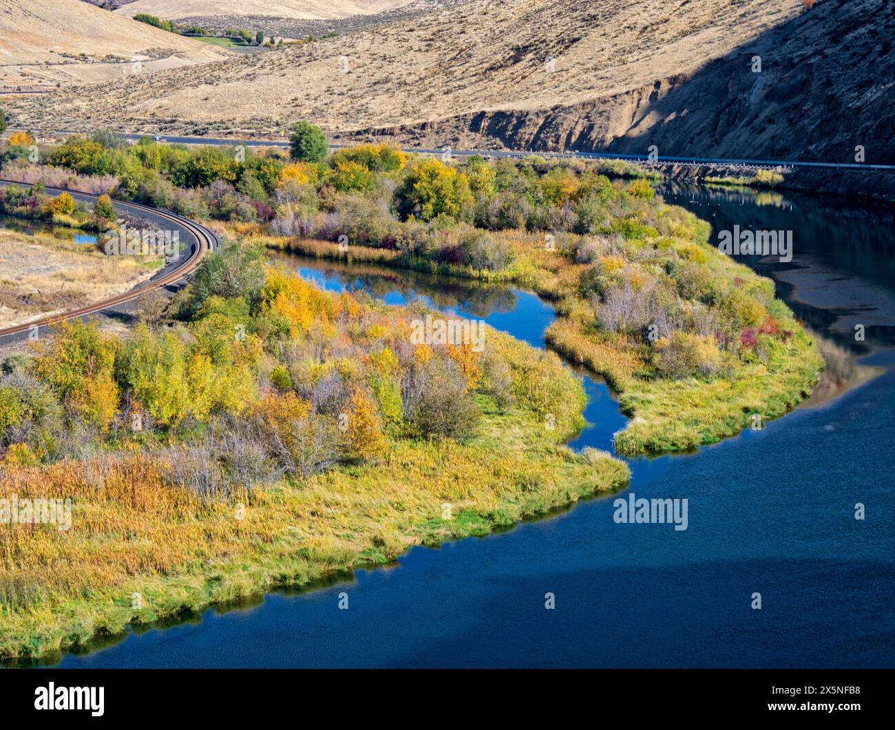USA, Washington State, Kittitas County. Der Yakima River entlang der Canyon Road im Kittitas County im Herbst. Stockfoto