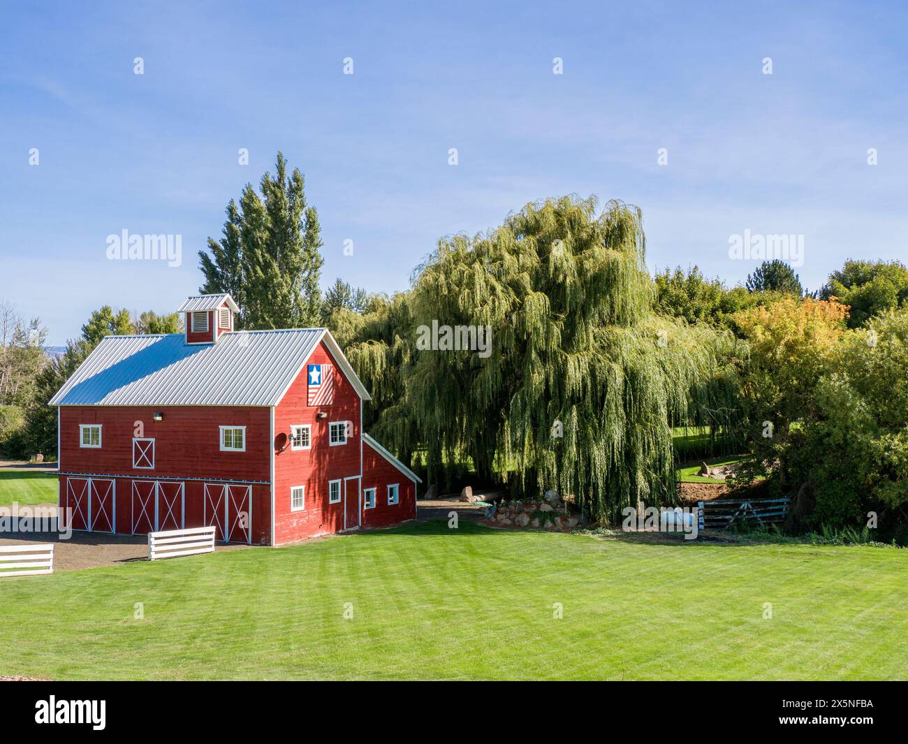 USA, Washington State, Kittitas County. Rote Scheune mit einer Americana-Scheune-Decke in Kittitas County. (Nur Für Redaktionelle Zwecke) Stockfoto