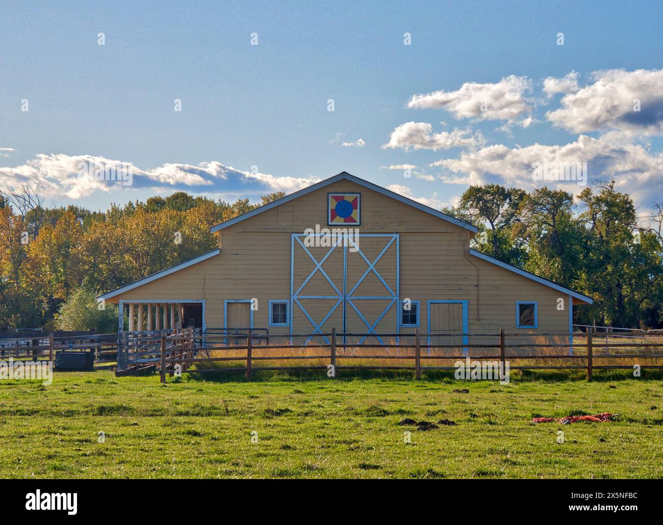 USA, Washington State, Kittitas County. Gelbe Scheune auf dem Barn Quilt Trail im Kittitas County. (Nur Für Redaktionelle Zwecke) Stockfoto