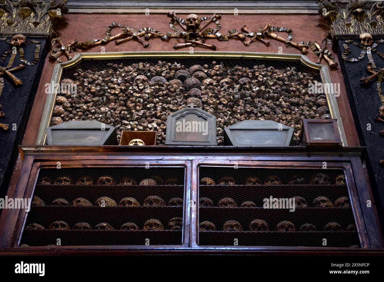Das Ossuar - eine kleine Seitenkapelle, die mit zahlreichen menschlichen Schädeln und Knochen in San Bernardino alle Ossa verziert ist, ist eine Kirche in Mailand, Italien Stockfoto