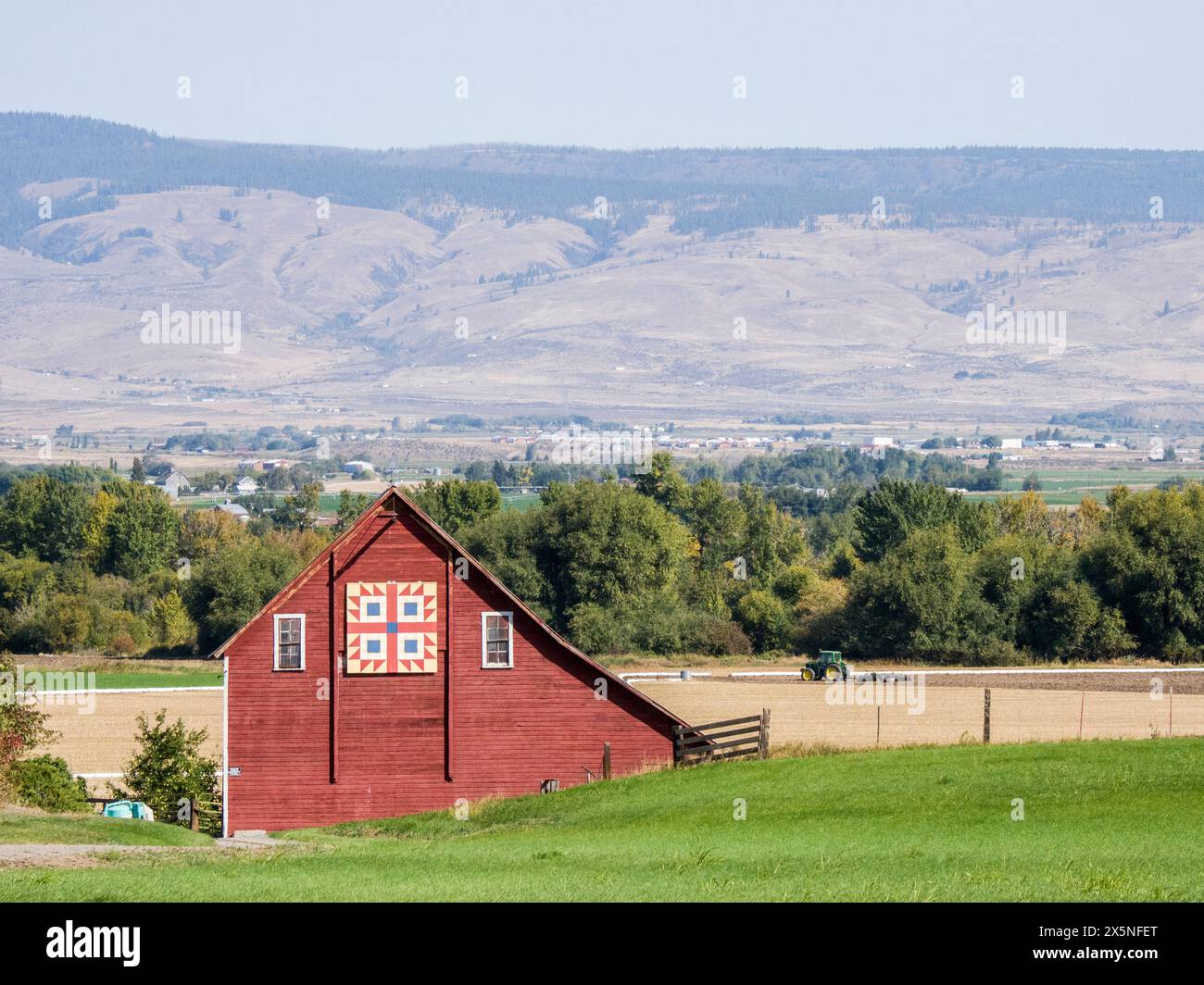 USA, Washington State, Kittitas County. Red Scheune auf dem Barn Quilt Trail im Kittitas County. (Nur Für Redaktionelle Zwecke) Stockfoto