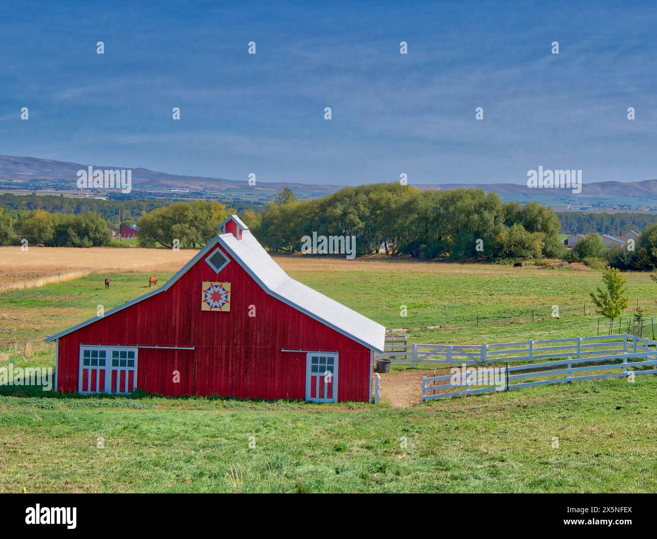 USA, Washington State, Kittitas County. Red Scheune auf dem Barn Quilt Trail im Kittitas County. (Nur Für Redaktionelle Zwecke) Stockfoto
