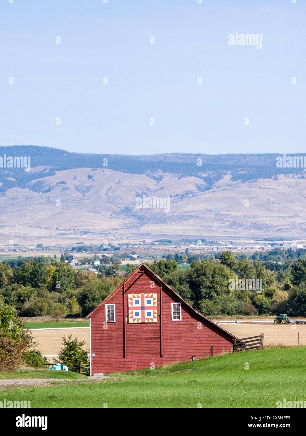 USA, Washington State, Kittitas County. Red Scheune auf dem Barn Quilt Trail im Kittitas County. (Nur Für Redaktionelle Zwecke) Stockfoto