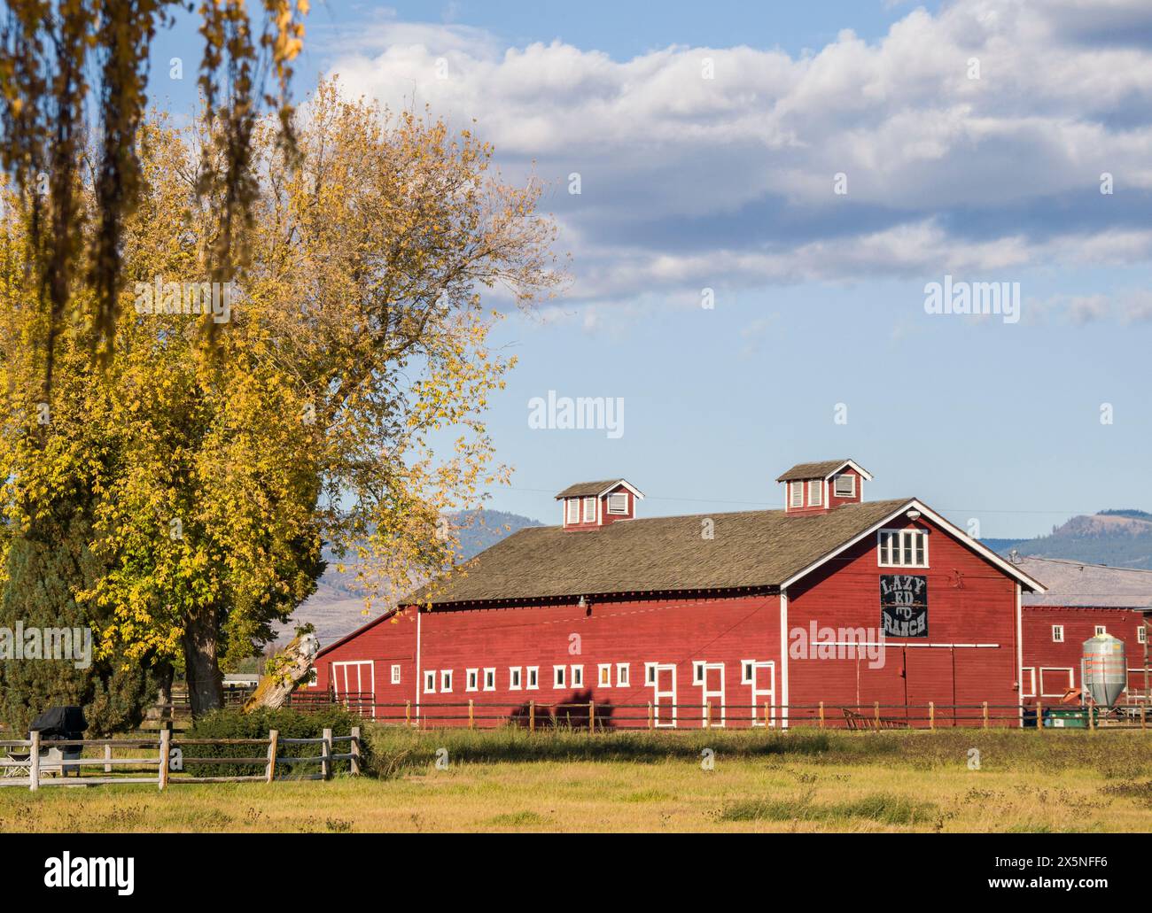 USA, Washington State, Kittitas County. Red Ranch House in Kittitas County. (Nur Für Redaktionelle Zwecke) Stockfoto