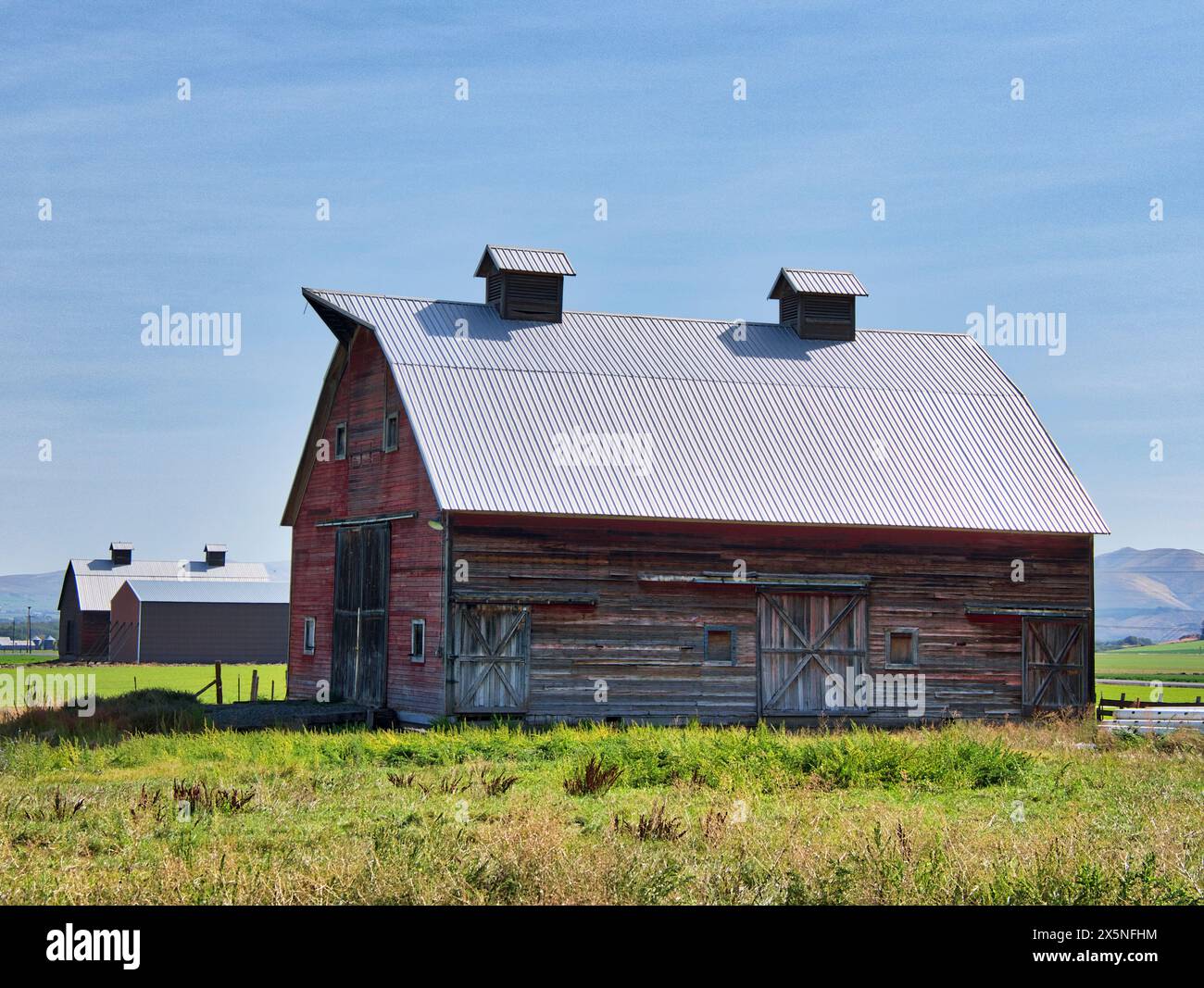 USA, Washington State, Kittitas County. Eine verblasste alte rote Scheune in Kittitas County. (Nur Für Redaktionelle Zwecke) Stockfoto