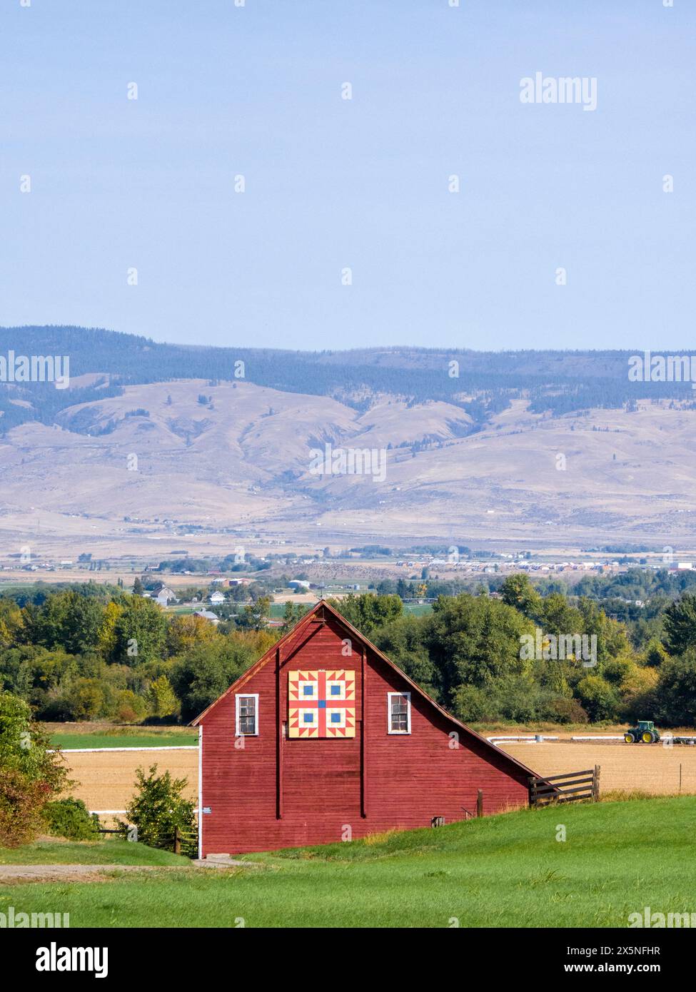 USA, Washington State, Kittitas County. Red Scheune auf dem Barn Quilt Trail im Kittitas County. (Nur Für Redaktionelle Zwecke) Stockfoto