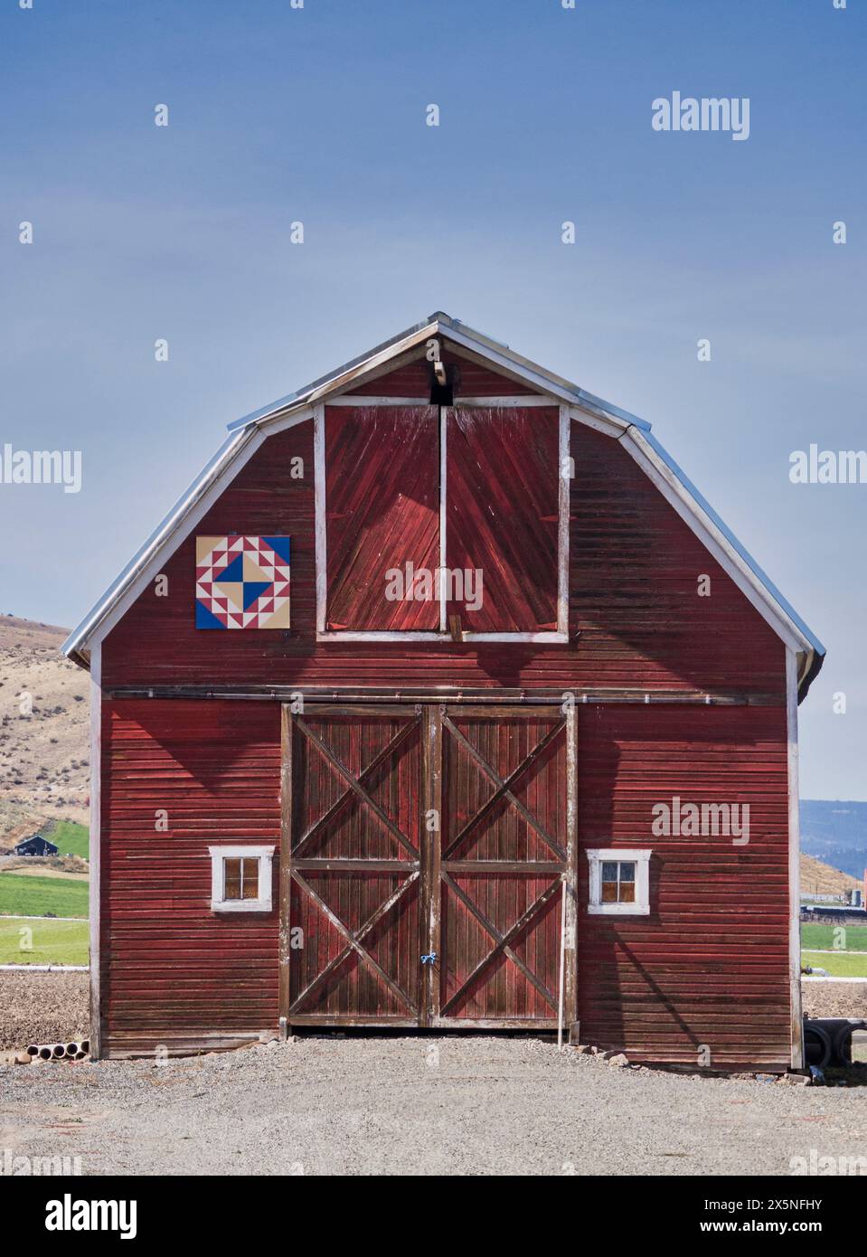 USA, Washington State, Kittitas County. Red Scheune auf dem Barn Quilt Trail im Kittitas County. (Nur Für Redaktionelle Zwecke) Stockfoto
