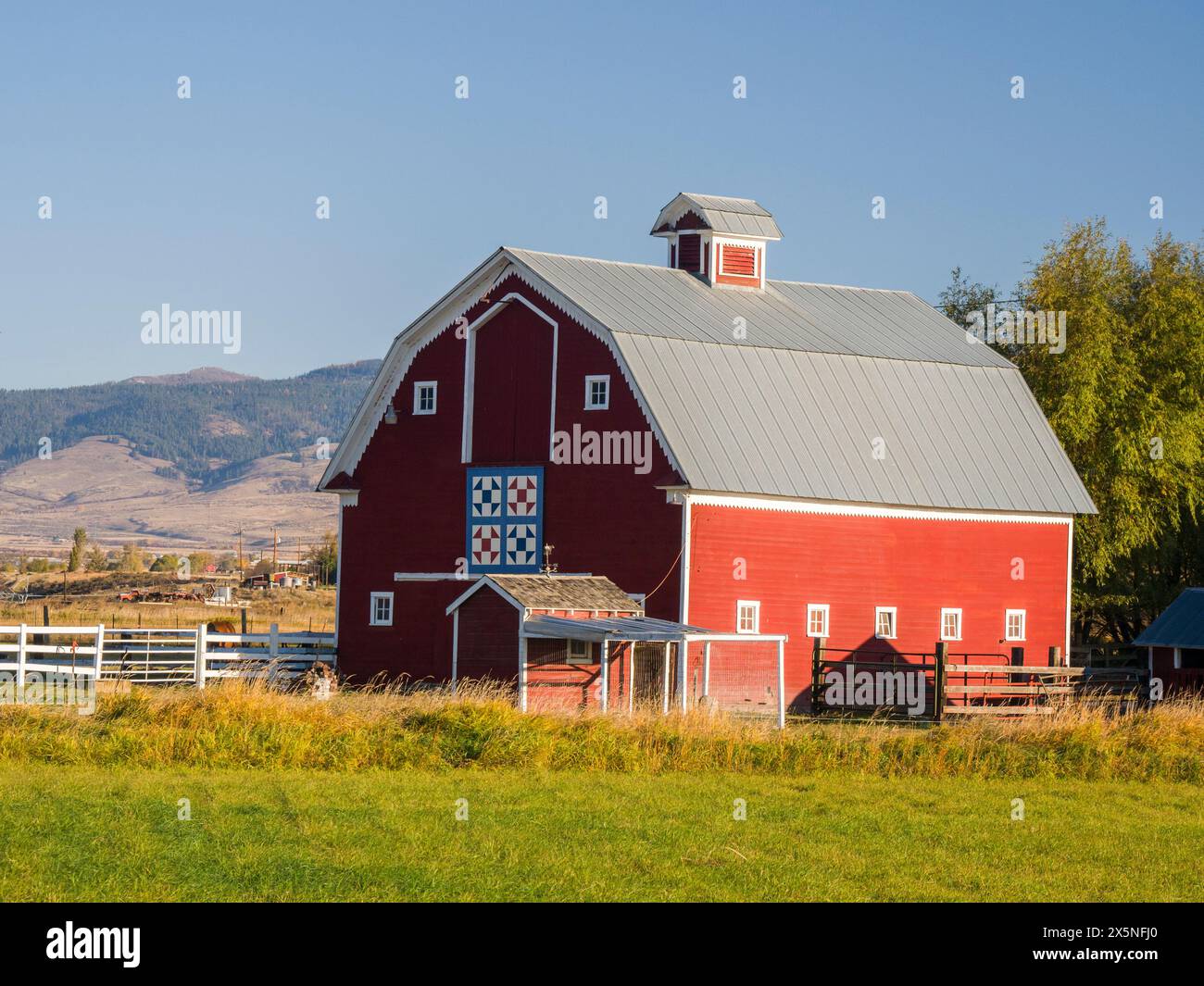 USA, Washington State, Kittitas County. Red Scheune auf dem Barn Quilt Trail im Kittitas County. (Nur Für Redaktionelle Zwecke) Stockfoto