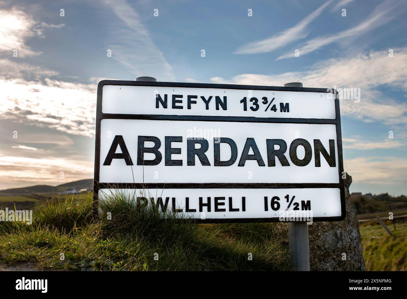 Aberdaron Dorf Straßenschild im Abendsonnenlicht. Aberdaron liegt an der Küste der Halbinsel Llyn in Gwynedd. Stockfoto