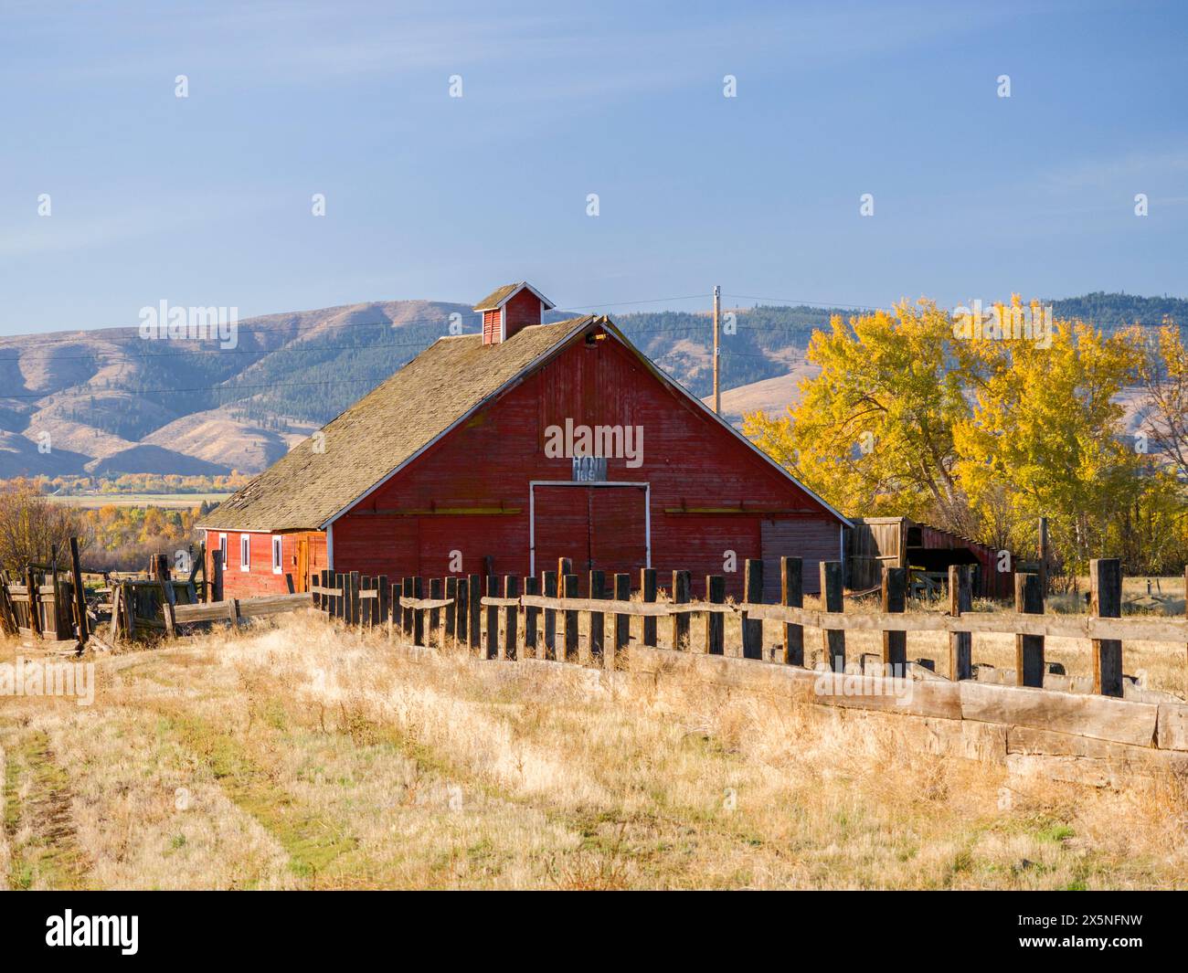 USA, Washington State, Kittitas County. Alte rote Scheune in Kittitas County. (Nur Für Redaktionelle Zwecke) Stockfoto